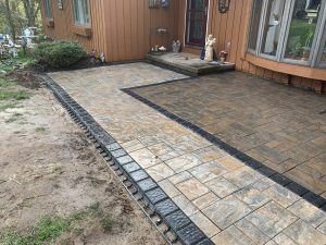 Stamped concrete walkway with diffent color edging